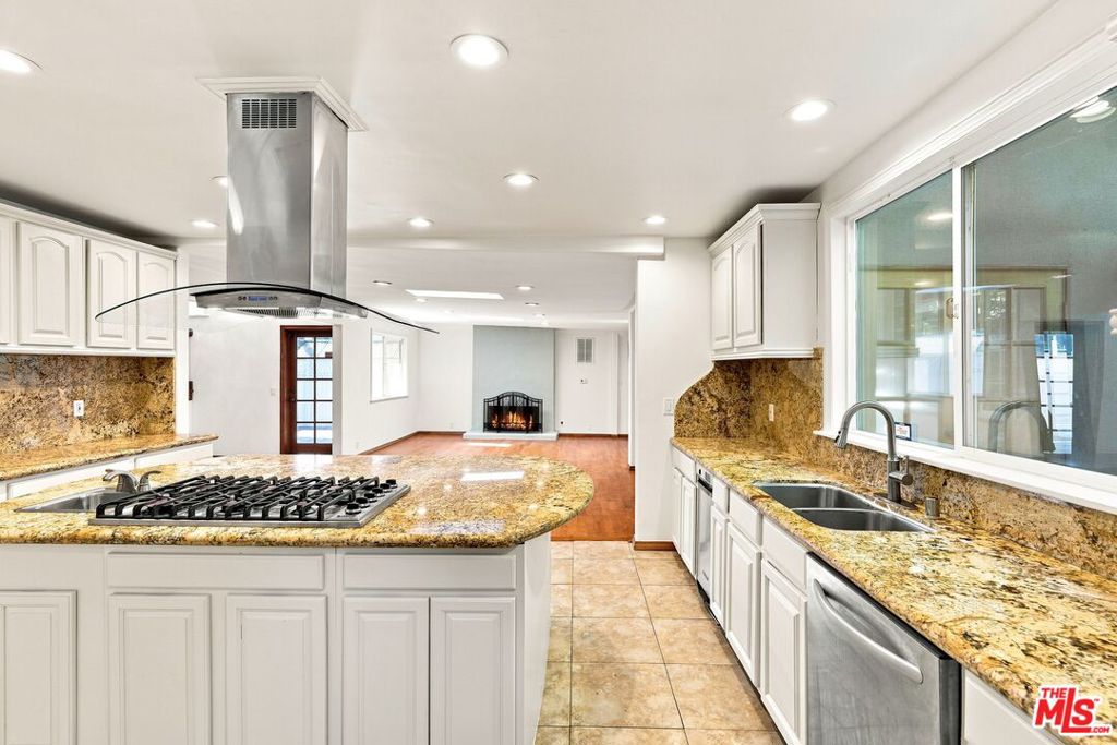 1029 N Beverly Glen Boulevard Property Photo 16
