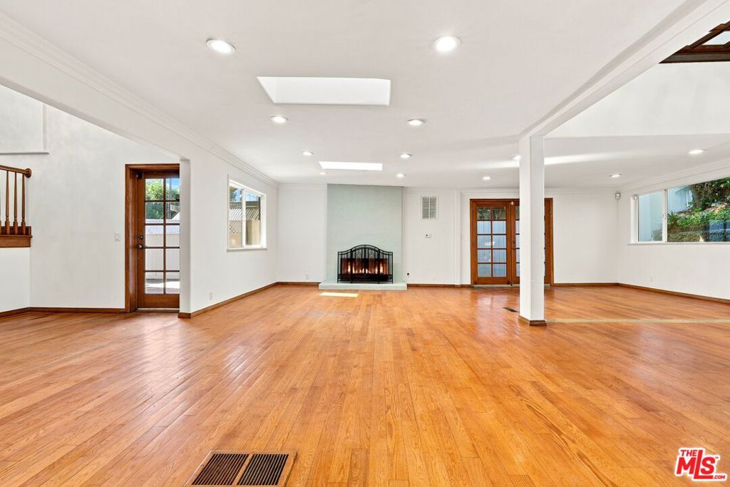 1029 N Beverly Glen Boulevard Property Photo 19