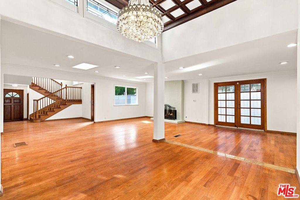 1029 N Beverly Glen Boulevard Property Photo 23