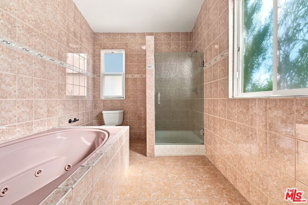 1029 N Beverly Glen Boulevard Property Photo 40