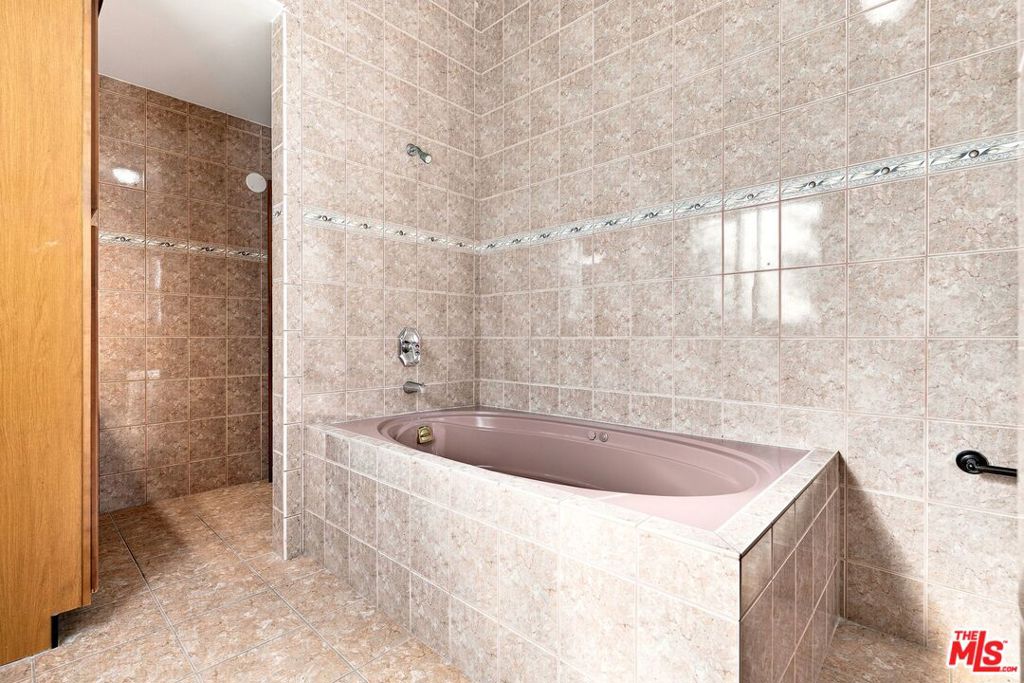 1029 N Beverly Glen Boulevard Property Photo 41
