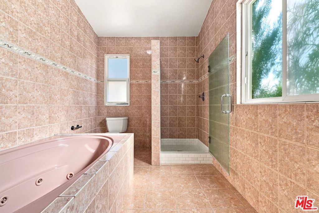 1029 N Beverly Glen Boulevard Property Photo 42