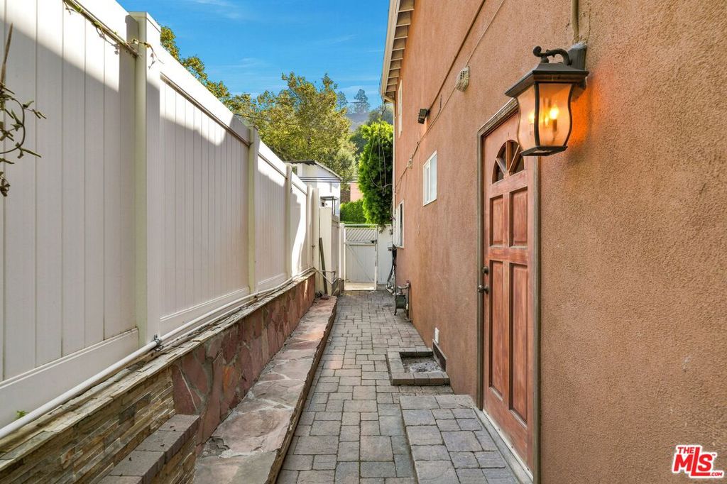 1029 N Beverly Glen Boulevard Property Photo 49