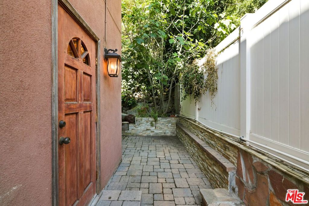 1029 N Beverly Glen Boulevard Property Photo 50