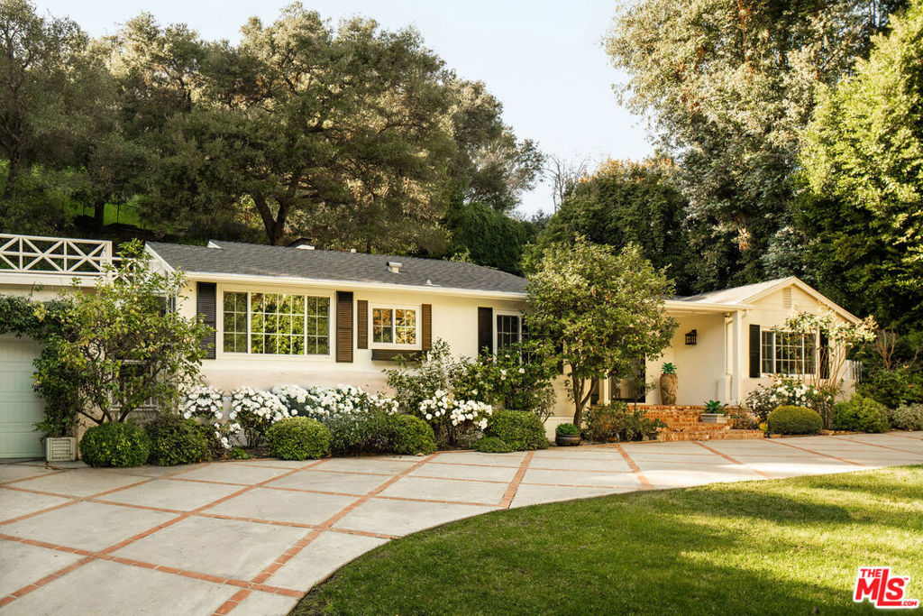 2533 Benedict Canyon Drive Property Photo 4