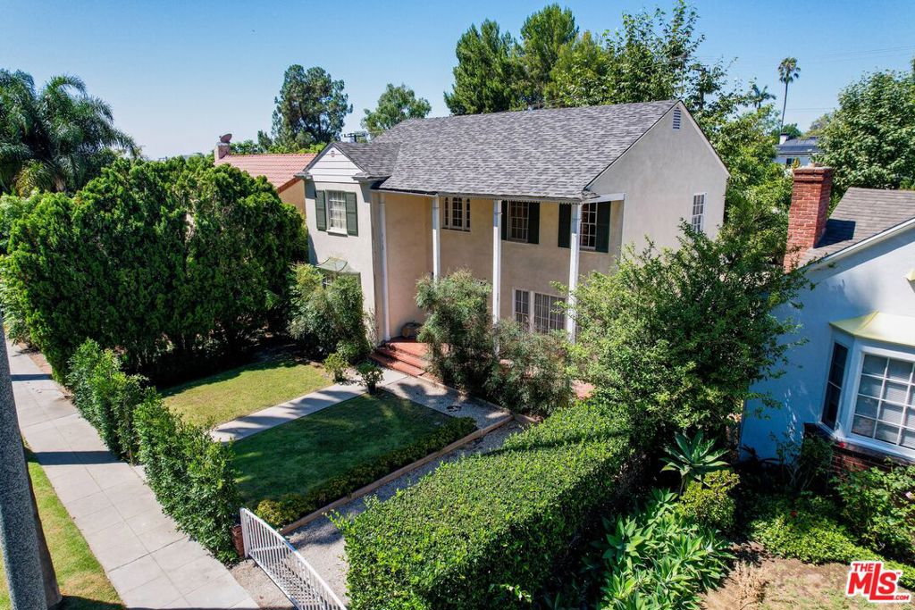 713 N Doheny Drive Property Photo 3