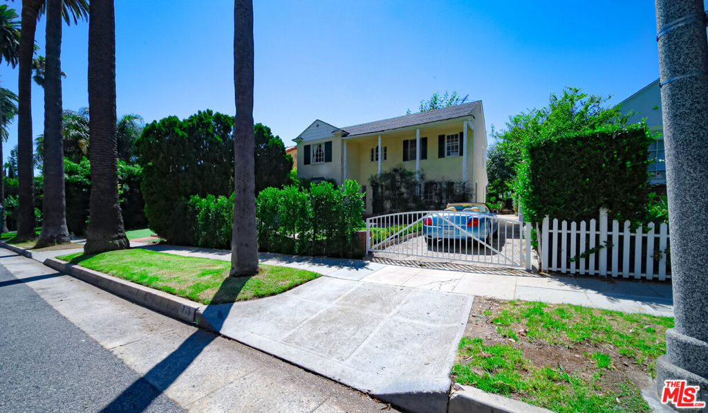 713 N Doheny Drive Property Photo 4