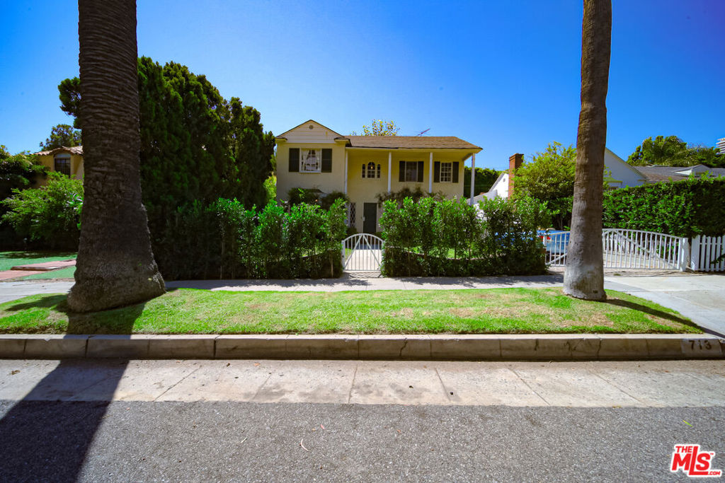 713 N Doheny Drive Property Photo 5