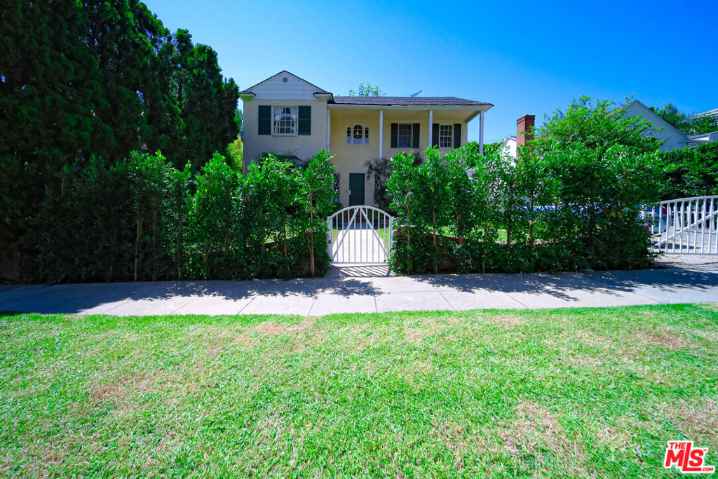 713 N Doheny Drive Property Photo 6