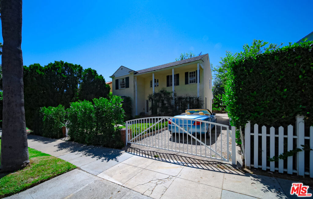 713 N Doheny Drive Property Photo 8