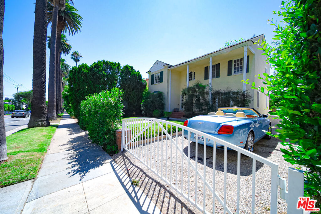 713 N Doheny Drive Property Photo 9