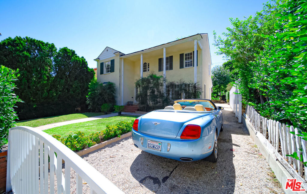 713 N Doheny Drive Property Photo 10