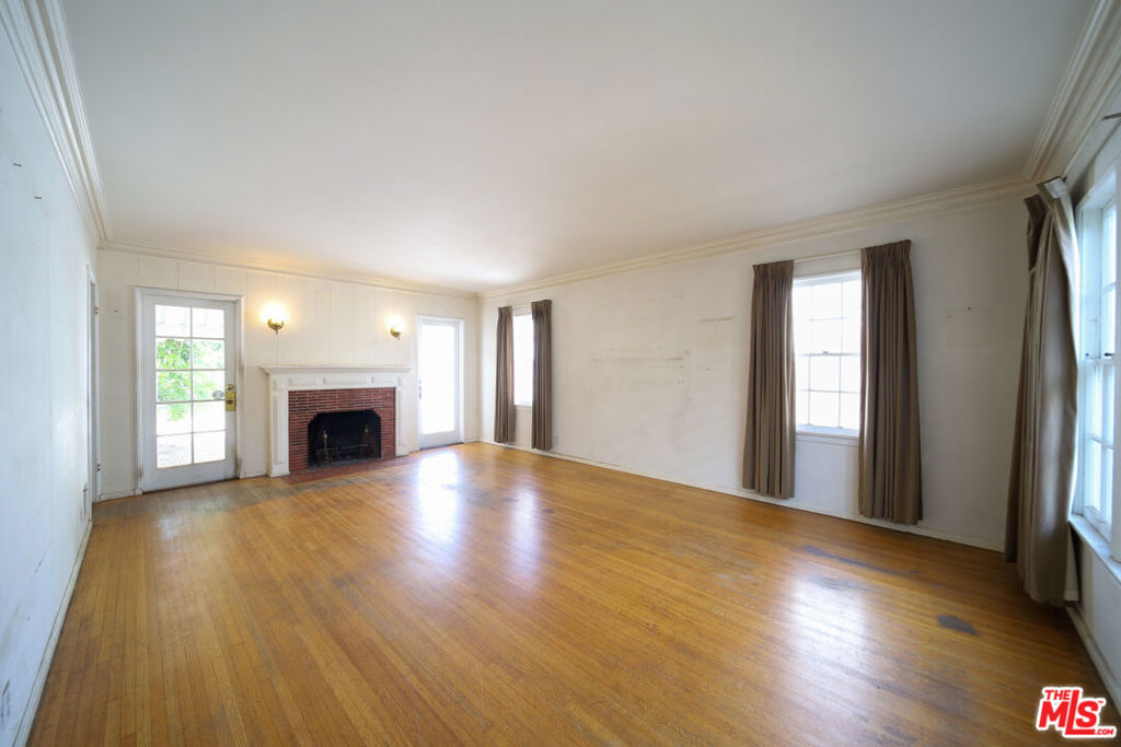 713 N Doheny Drive Property Photo 15