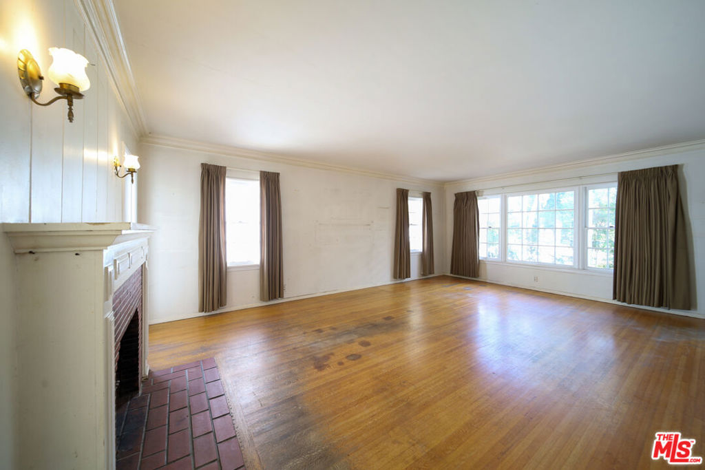 713 N Doheny Drive Property Photo 19