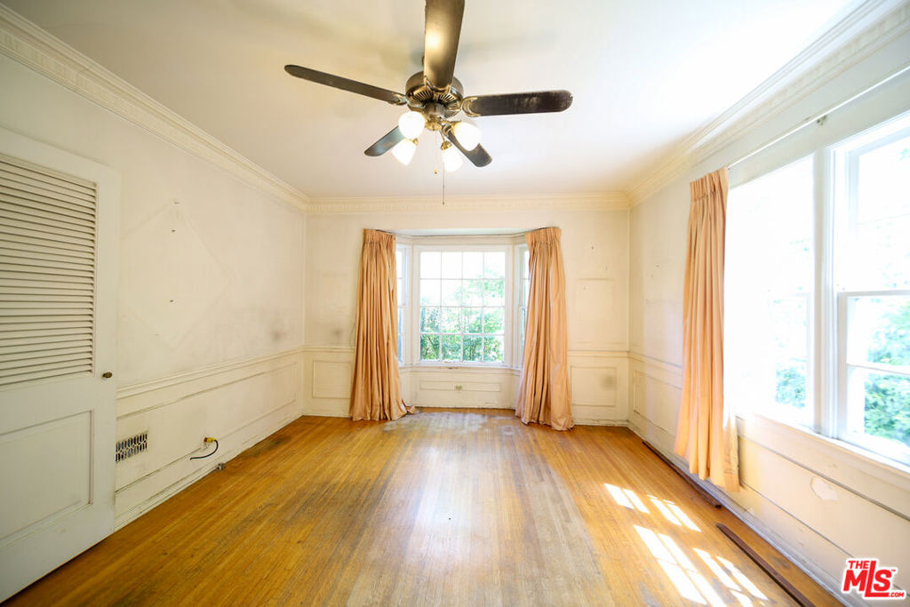 713 N Doheny Drive Property Photo 23