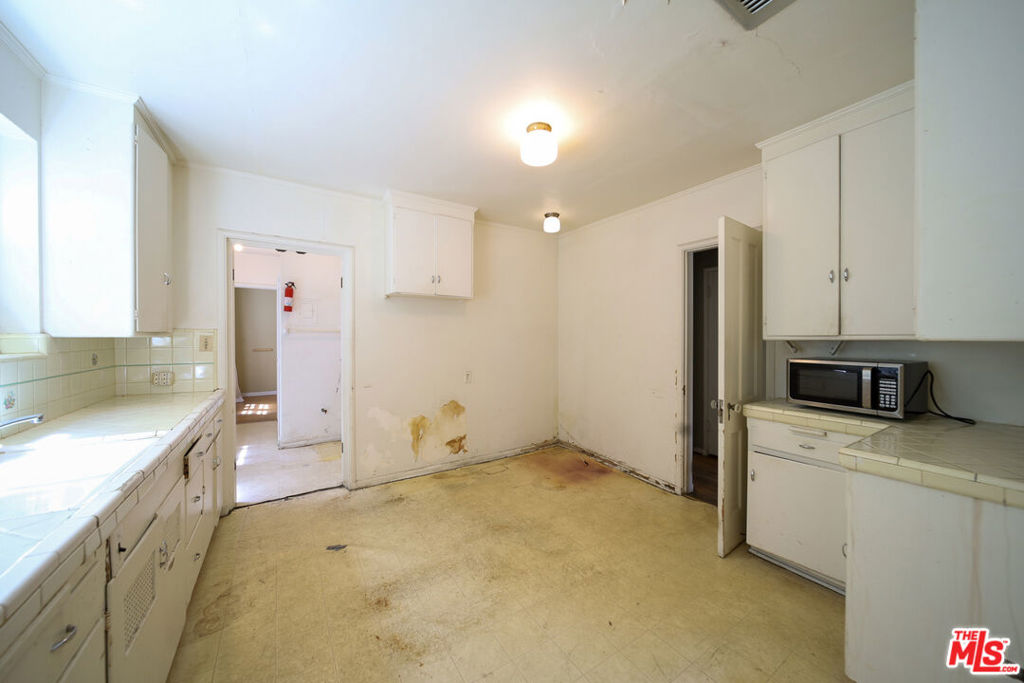 713 N Doheny Drive Property Photo 25