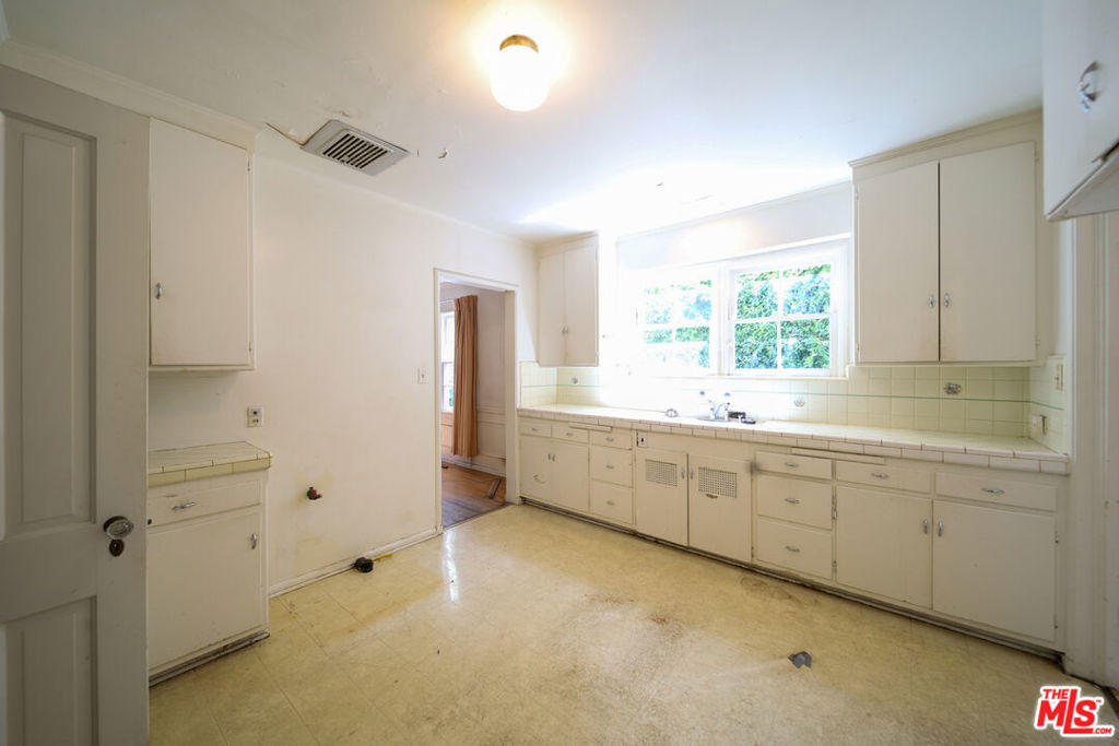713 N Doheny Drive Property Photo 26