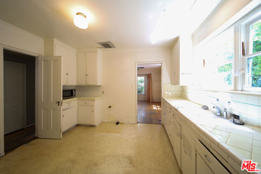 713 N Doheny Drive Property Photo 27
