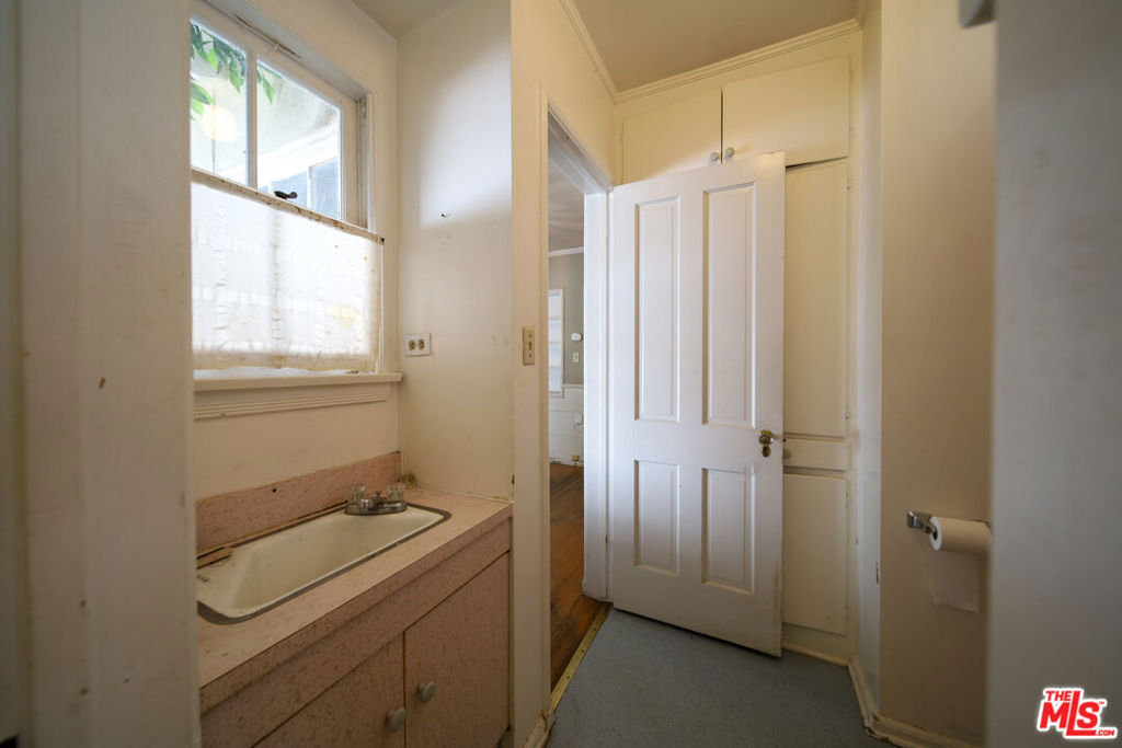 713 N Doheny Drive Property Photo 33