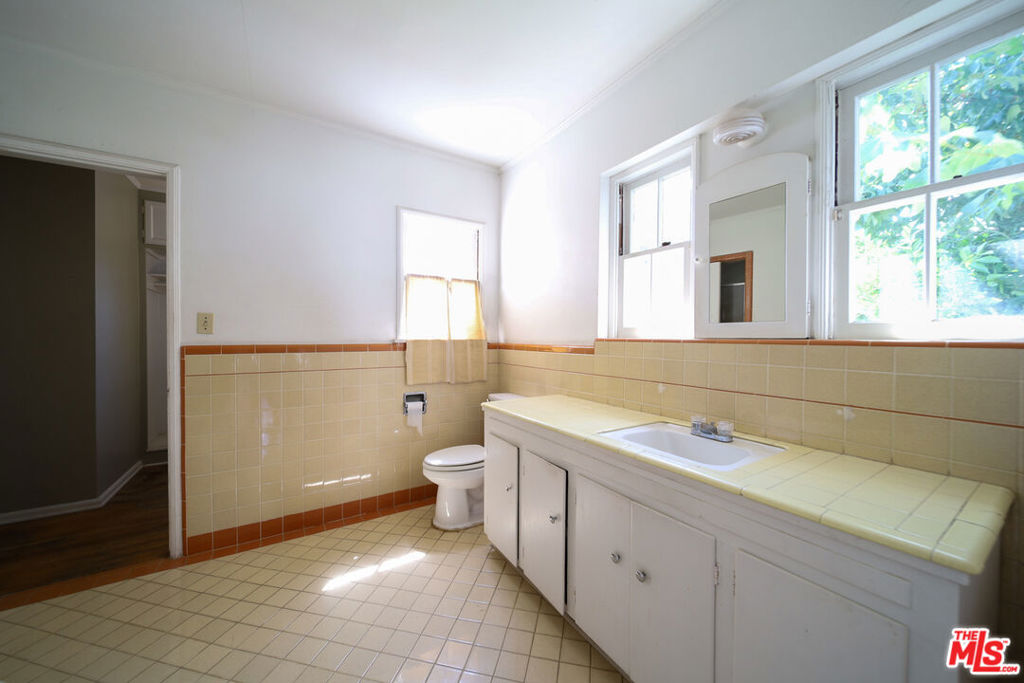 713 N Doheny Drive Property Photo 46