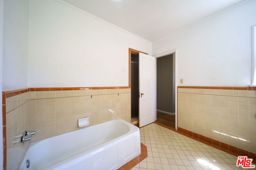 713 N Doheny Drive Property Photo 47
