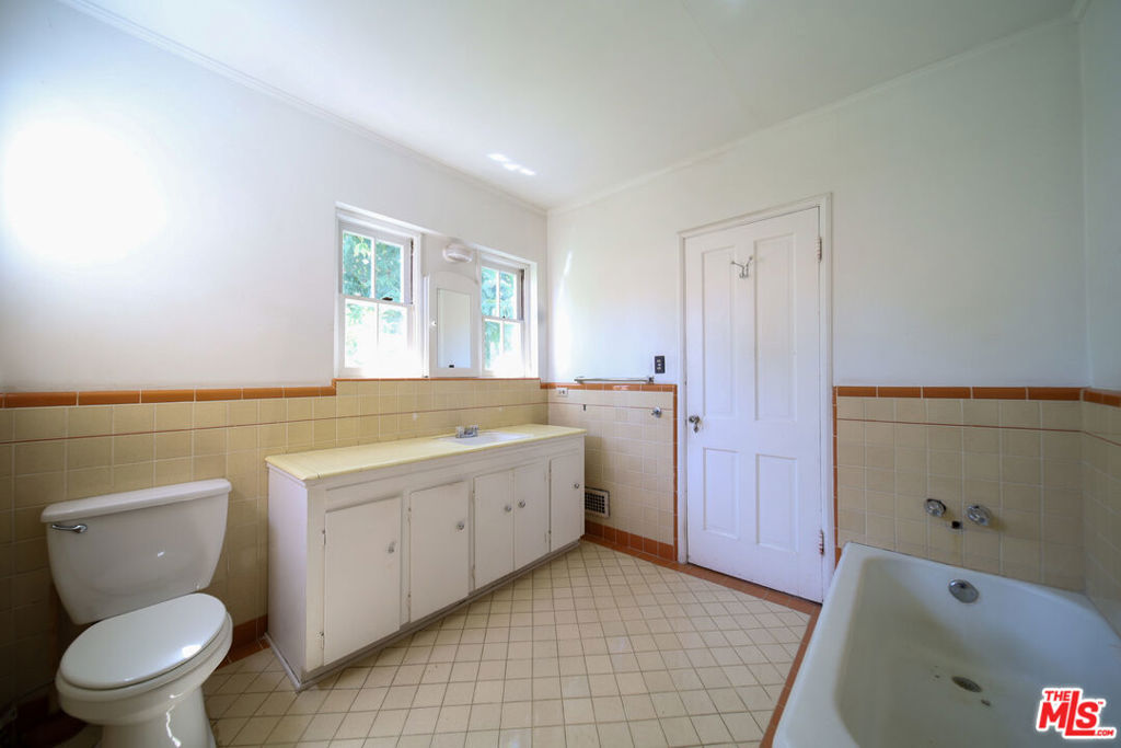 713 N Doheny Drive Property Photo 48