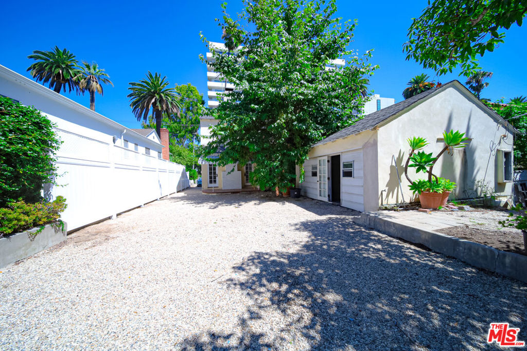 713 N Doheny Drive Property Photo 59