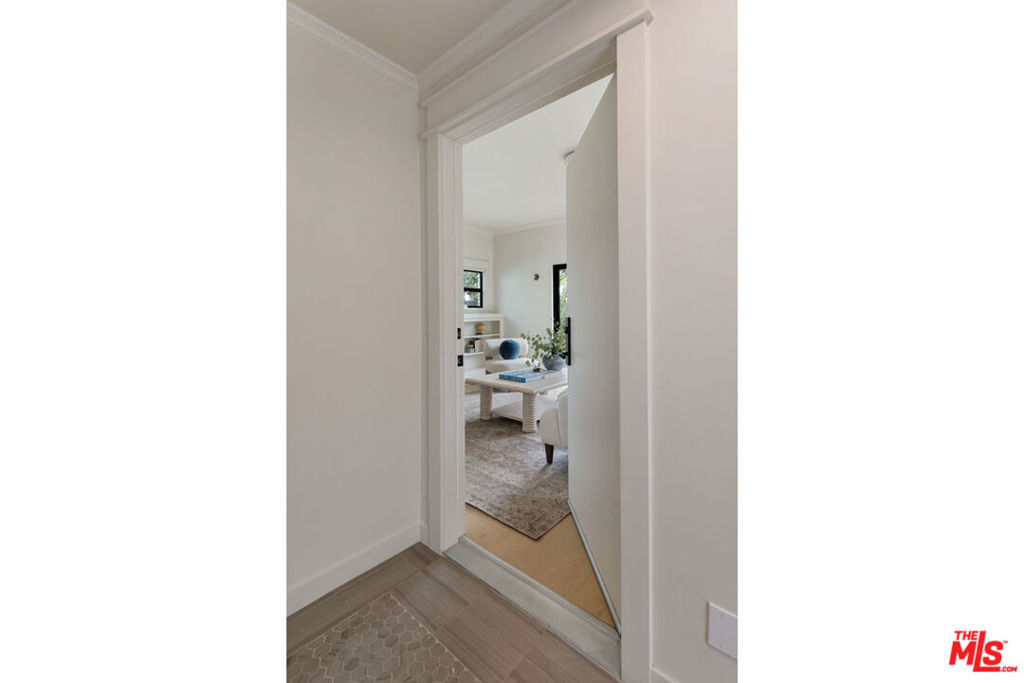1406 S Wilton Place Property Photo 3