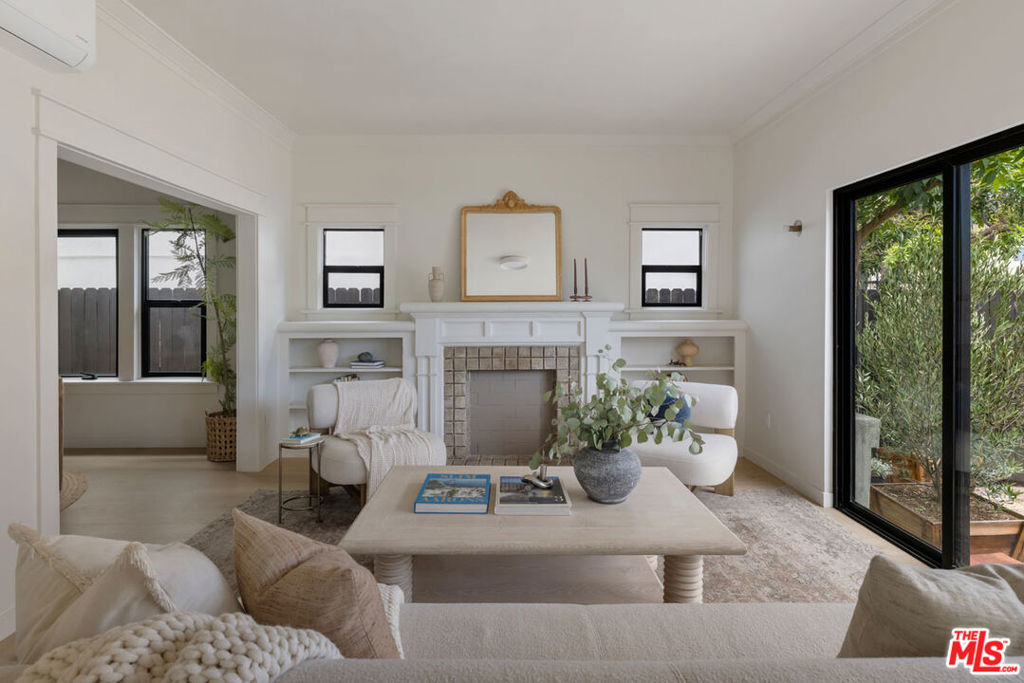 1406 S Wilton Place Property Photo 4