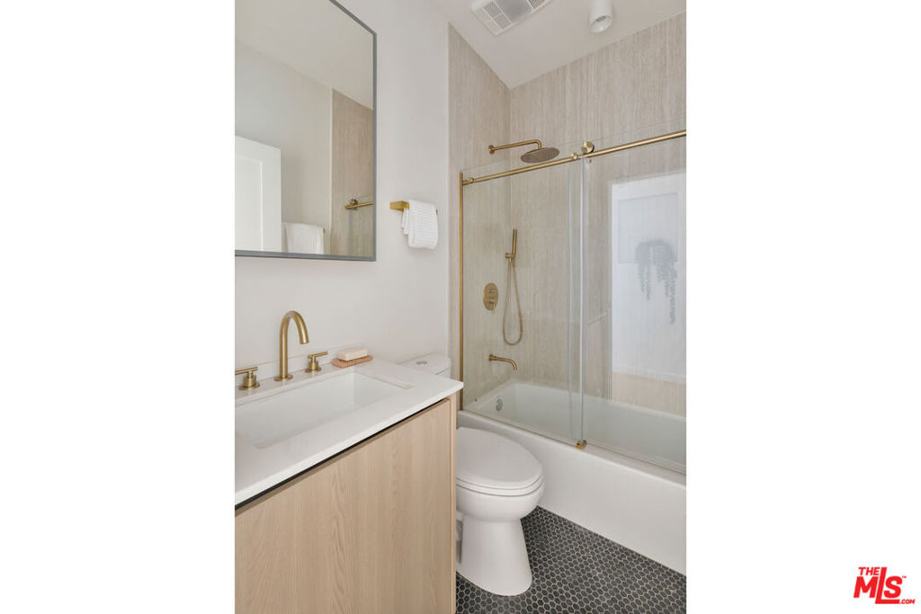 1406 S Wilton Place Property Photo 13