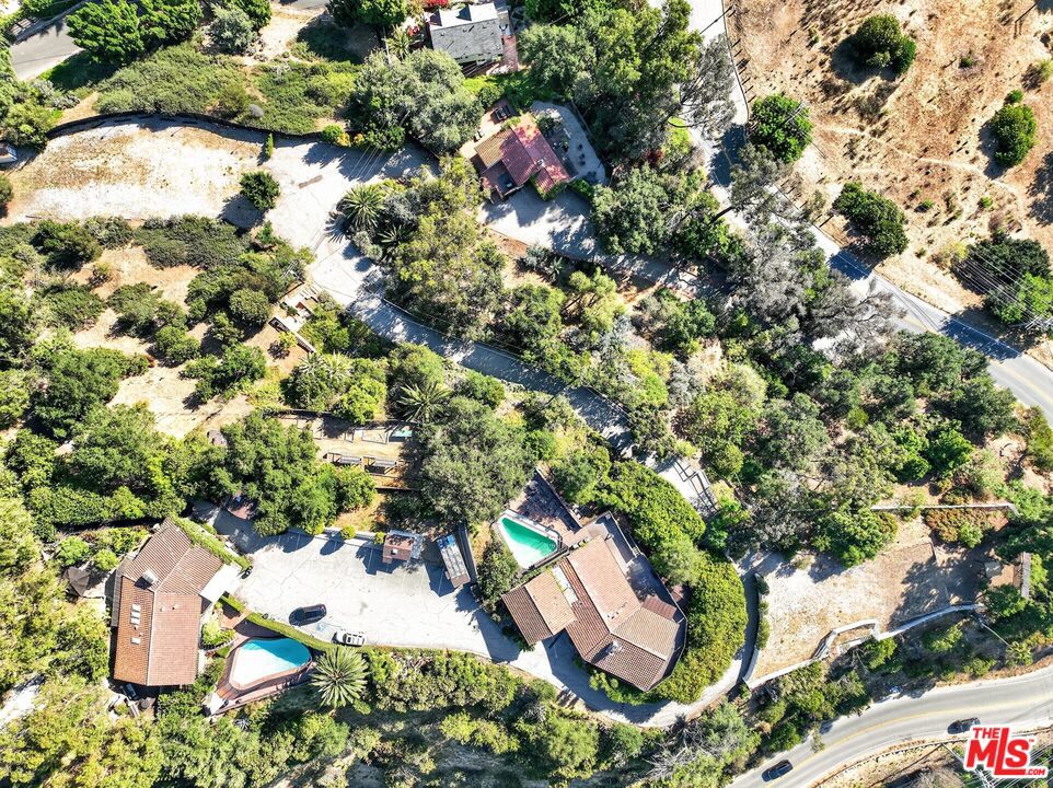 8207 Mulholland Drive Property Photo 4