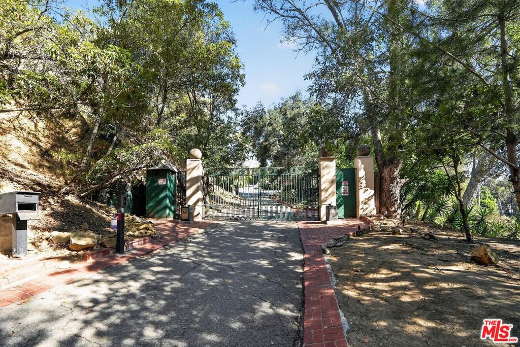 8207 Mulholland Drive Property Photo 5