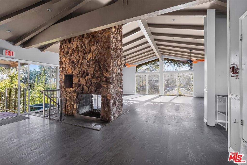 8207 Mulholland Drive Property Photo 11