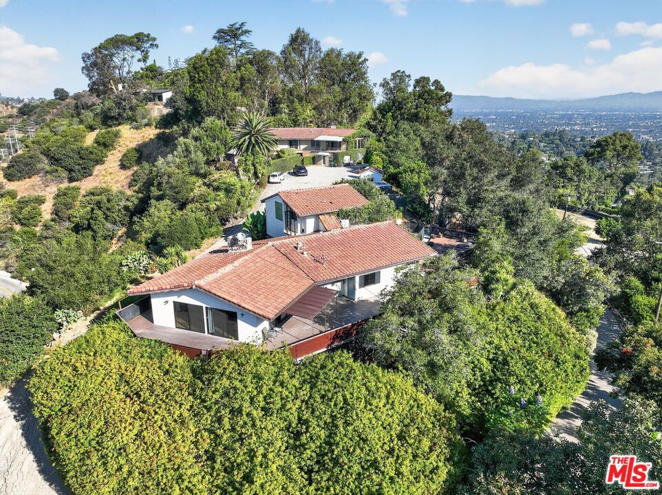 8207 Mulholland Drive Property Photo 18