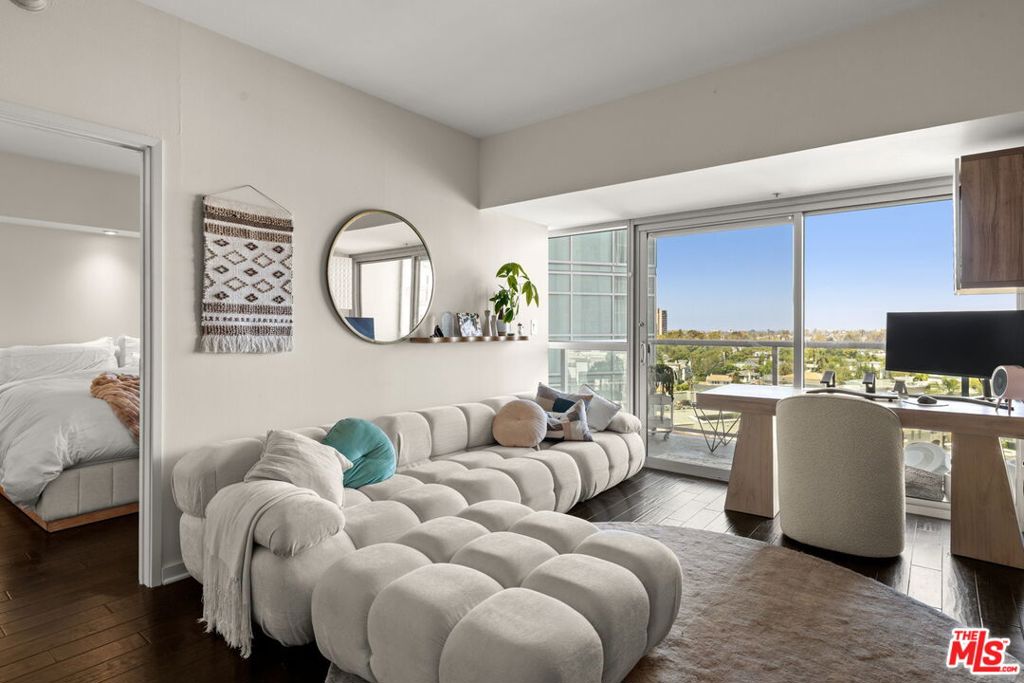 13700 Marina Pointe Drive 809 Property Photo 1