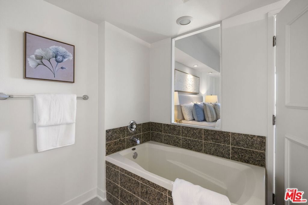 13700 Marina Pointe Drive 809 Property Photo 21