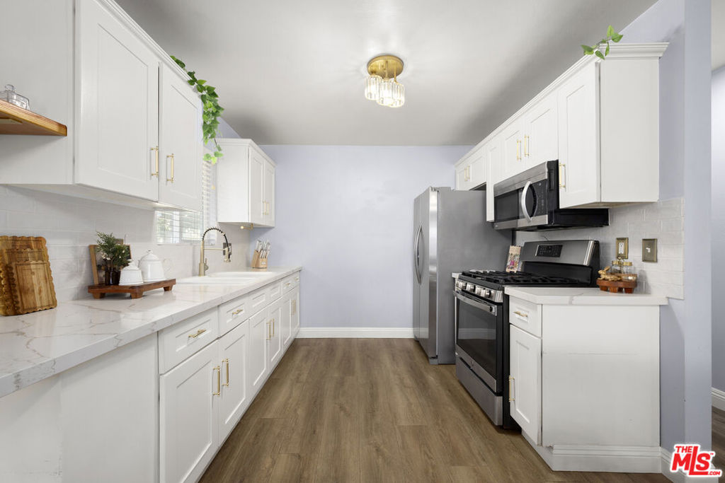 4820 S Van Ness Avenue Property Photo 6