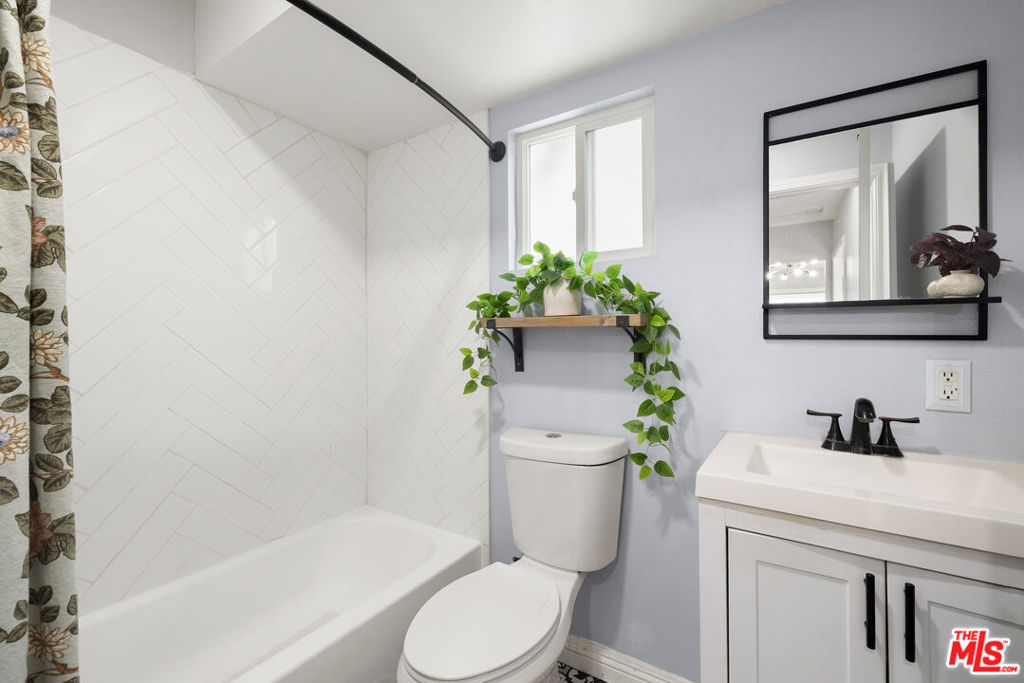 4820 S Van Ness Avenue Property Photo 12