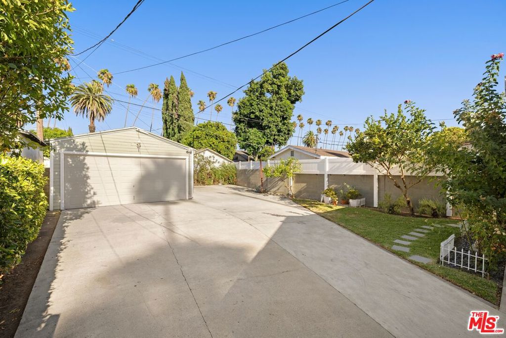 4820 S Van Ness Avenue Property Photo 16