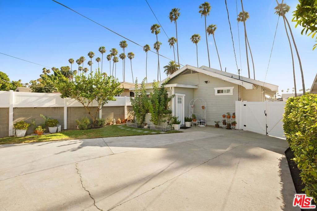 4820 S Van Ness Avenue Property Photo 17