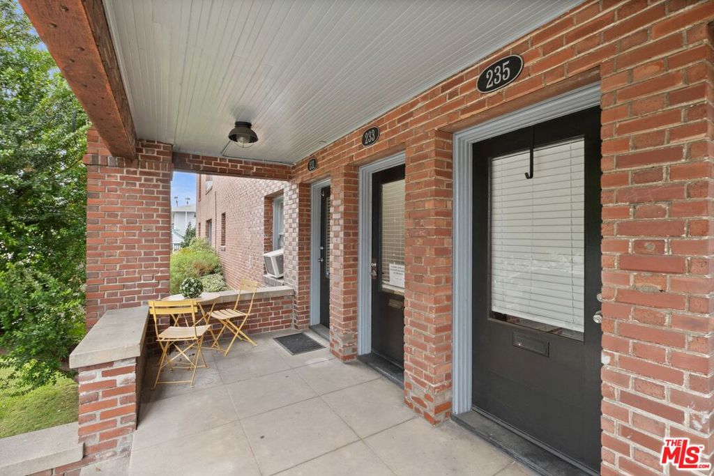 239 E Villa Street Property Photo 4