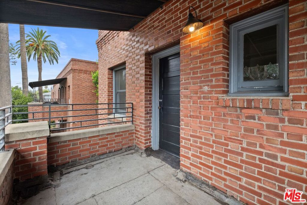 239 E Villa Street Property Photo 5