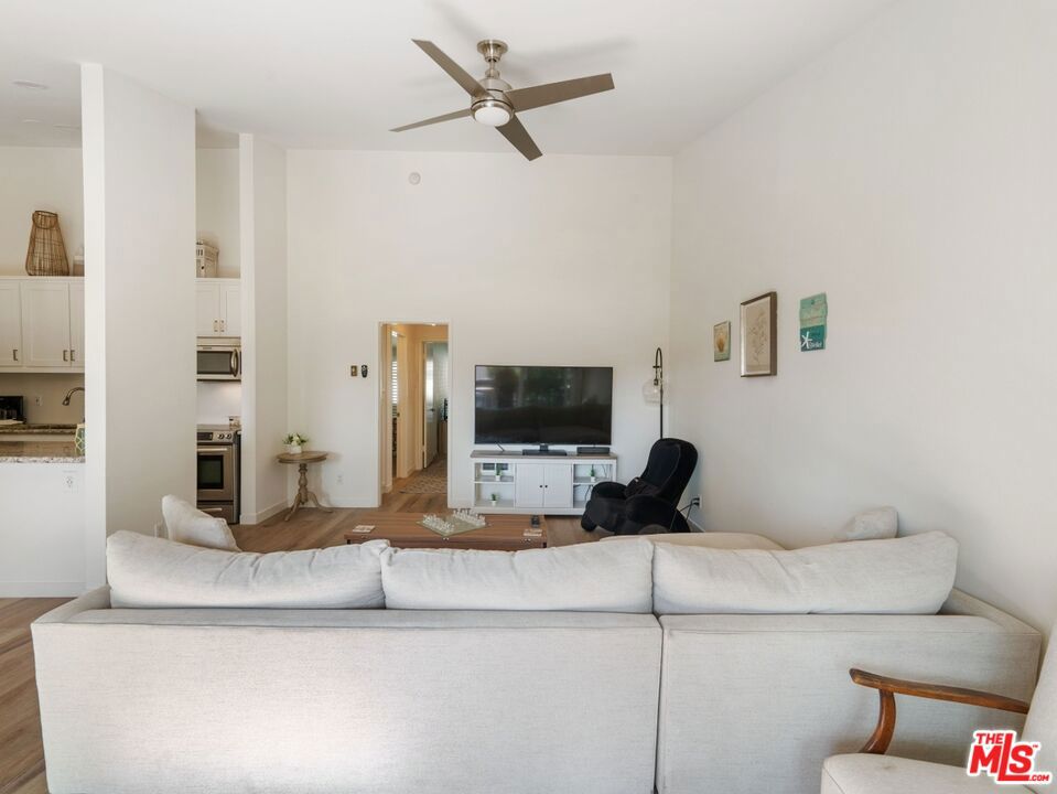 647 S Prospect Avenue 202 Property Photo 8