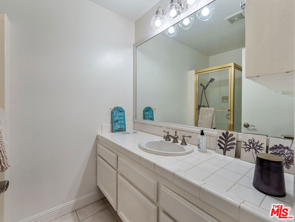 647 S Prospect Avenue 202 Property Photo 16