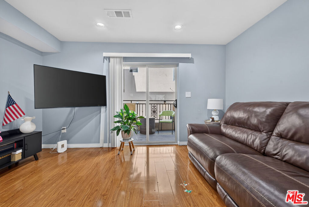 14618 Gilmore Street 4 Property Photo 6