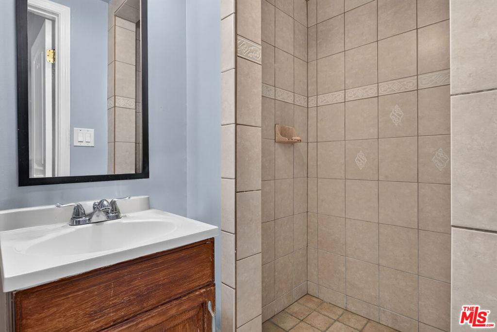 14618 Gilmore Street 4 Property Photo 7