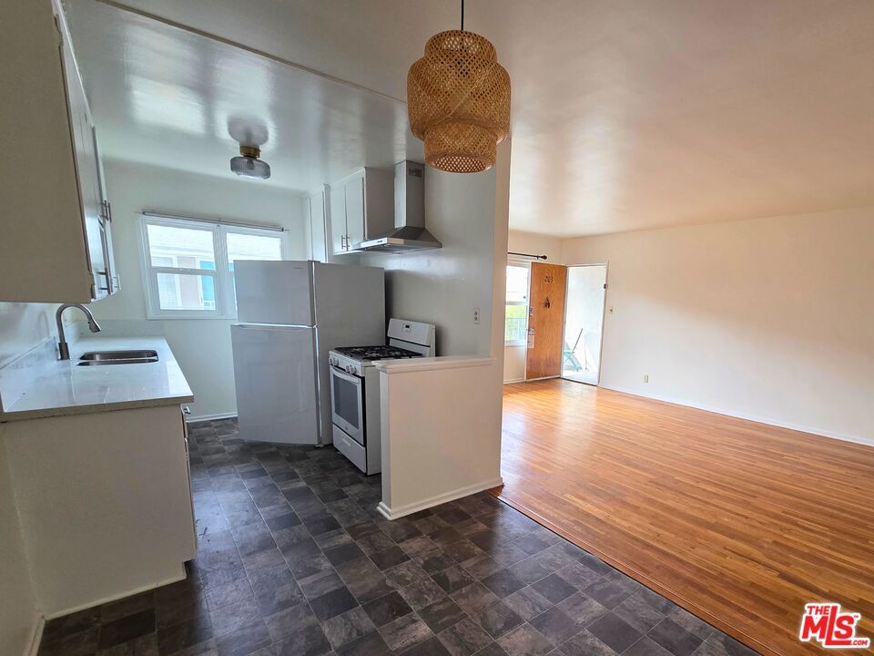 7621 Hampton Avenue 103 Property Photo 5