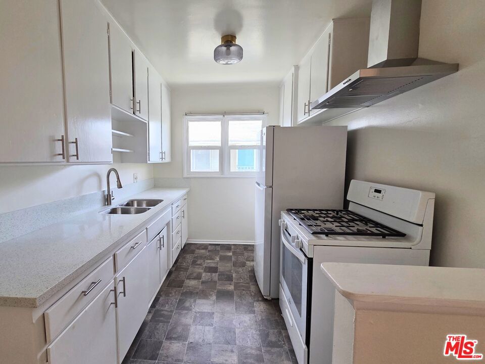 7621 Hampton Avenue 103 Property Photo 6