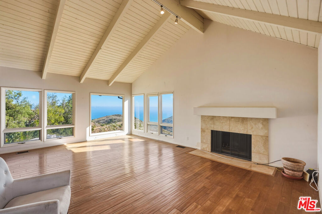 2965 Seabreeze Drive Property Photo 4