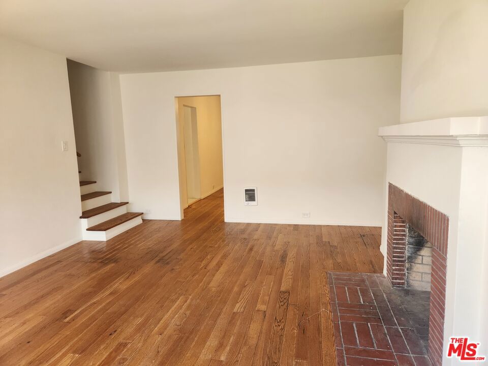 1234 1/2 Gordon Street Property Photo 2